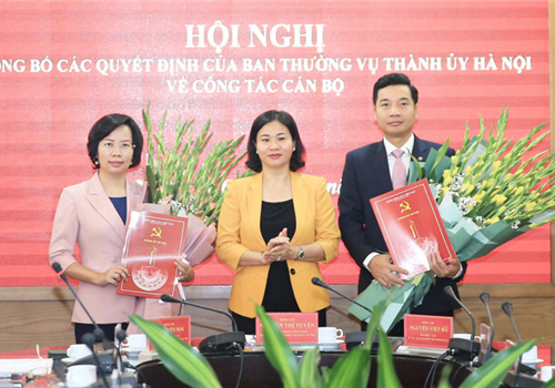 Sáng 3-11, tại trụ sở Quận ủy Thanh Xuân, Huyện ủy Gia Lâm, Sở Kế hoạch và Đầu tư, Ủy viên Trung ương Đảng, Phó Bí thư Thường trực Thành ủy Nguyễn Thị Tuyến chủ trì hội nghị công bố và trao các Quyết định của Ban Thường vụ Thành ủy về công tác cán bộ.
