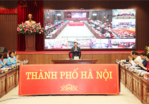 Sáng 30-11, đồng chí Đinh Tiến Dũng, Ủy viên Bộ Chính trị, Bí thư Thành ủy, Trưởng đoàn đại biểu Quốc hội thành phố Hà Nội chủ trì đối thoại với đại biểu phụ nữ Thủ đô năm 2022 với chủ đề: “Xây dựng thành phố an toàn cho phụ nữ và trẻ em, phát huy vai trò của phụ nữ và tổ chức Hội trong xây dựng nông thôn mới - đô thị văn minh”. Hội nghị được tổ chức trực tuyến từ điểm cầu Thành ủy Hà Nội đến điểm cầu tại 30 quận, huyện, thị xã và 579 điểm cầu phường, xã, thị trấn.