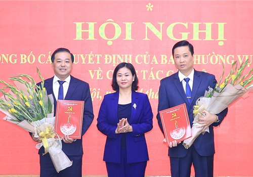 Sáng 4-11, tại Quận ủy Hoàn Kiếm và Sở Lao động - Thương binh và Xã hội, Ủy viên Trung ương Đảng, Phó Bí thư Thường trực Thành ủy Hà Nội Nguyễn Thị Tuyến đã chủ trì hội nghị công bố và trao các quyết định của Ban Thường vụ Thành ủy về công tác cán bộ.
