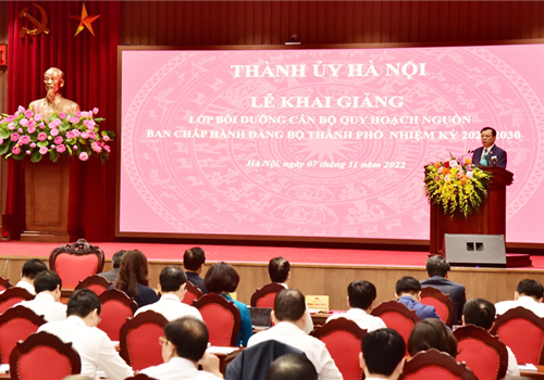 Sáng 7-11, Ban Thường vụ Thành ủy Hà Nội tổ chức khai giảng lớp bồi dưỡng cán bộ quy hoạch nguồn Ban Chấp hành Đảng bộ thành phố nhiệm kỳ 2025-2030. Ủy viên Bộ Chính trị, Bí thư Thành ủy, Trưởng đoàn đại biểu Quốc hội thành phố Hà Nội Đinh Tiến Dũng dự và phát biểu chỉ đạo.