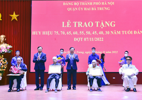 Chiều 7-11, Quận ủy Hai Bà Trưng tổ chức lễ trao Huy hiệu Đảng đợt 7-11-2022 tặng các đảng viên thuộc Đảng bộ quận. Tham dự có Ủy viên Bộ Chính trị, Bí thư Thành ủy, Trưởng đoàn đại biểu Quốc hội thành phố Hà Nội Đinh Tiến Dũng; Ủy viên Trung ương Đảng, Phó Bí thư Thường trực Thành ủy Nguyễn Thị Tuyến; Ủy viên Ban Thường vụ Thành ủy, Trưởng ban Tổ chức Thành ủy Vũ Đức Bảo.