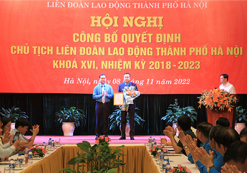 Chiều 8-11, Ủy viên Trung ương Đảng, Chủ tịch Tổng Liên đoàn Lao động Việt Nam Nguyễn Đình Khang; Ủy viên Trung ương Đảng, Phó Bí thư Thường trực Thành ủy Hà Nội Nguyễn Thị Tuyến dự hội nghị công bố quyết định Chủ tịch Liên đoàn Lao động thành phố Hà Nội và trao quyết định Chủ tịch Liên đoàn Lao động thành phố Hà Nội cho đồng chí Phạm Quang Thanh.
