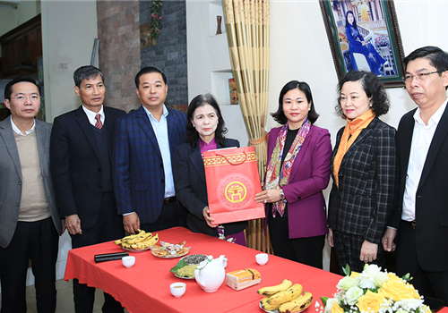 Nhân kỷ niệm 50 năm Chiến thắng “Hà Nội - Điện Biên Phủ trên không” (1972-2022), sáng 11-12, Ủy viên Trung ương Đảng, Phó Bí thư Thường trực Thành ủy Hà Nội Nguyễn Thị Tuyến đã tới thăm, tặng quà các gia đình chính sách tại quận Nam Từ Liêm. Cùng đi có đại diện lãnh đạo các ban, sở, ngành của thành phố và quận Nam Từ Liêm.