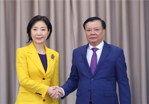 Ngày 14-12, Ủy viên Bộ Chính trị, Bí thư Thành ủy, Trưởng đoàn đại biểu Quốc hội thành phố Hà Nội Đinh Tiến Dũng đã tiếp Đại sứ Hàn Quốc Oh Young Ju tới chào xã giao nhân dịp nhận nhiệm kỳ công tác mới tại Việt Nam. Cùng dự có Ủy viên Ban Thường vụ Thành ủy, Phó Chủ tịch UBND thành phố Nguyễn Trọng Đông. 