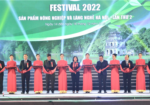 Tối 14-12, tại Khu Liên hợp thể thao quốc gia Mỹ Đình, UBND thành phố Hà Nội tổ chức lễ khai mạc Festival sản phẩm nông nghiệp và làng nghề Hà Nội 2022, nhằm giới thiệu thành tựu và thúc đẩy phát triển kinh tế nông nghiệp, nông thôn của thành phố; kích cầu nội địa, tăng tổng mức bán lẻ hàng hóa, đẩy mạnh tiêu thụ sản phẩm.