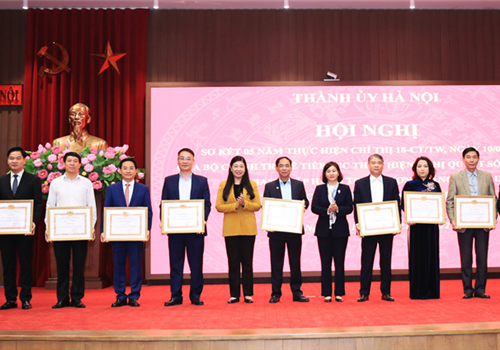 Sáng 16-12, Thành ủy Hà Nội tổ chức sơ kết 5 năm thực hiện Chỉ thị số 18-CT/TW, ngày 10-1-2018 của Bộ Chính trị về tiếp tục thực hiện Nghị quyết số 25-NQ/TW của Ban Chấp hành Trung ương Đảng (khóa IX) về công tác tôn giáo trong tình hình mới.