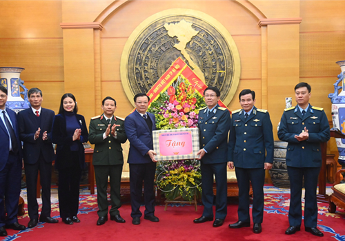 Ngày 19-12, Ủy viên Bộ Chính trị - Bí thư Thành ủy Đinh Tiến Dũng tham gia các hoạt động kỷ niệm 50 năm Chiến thắng "Hà Nội - Điện Biên Phủ trên không" cùng cán bộ, đảng viên và nhân dân phường Định Công, quận Hoàng Mai; đến thăm, tặng quà chúc mừng Đảng ủy, Bộ Tư lệnh Quân chủng Phòng không - Không quân.
