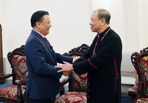 Chiều 20-12, nhân dịp Giáng sinh 2022, đồng chí Đinh Tiến Dũng, Ủy viên Bộ Chính trị, Bí thư Thành ủy, Trưởng đoàn đại biểu Quốc hội thành phố Hà Nội đã đến thăm, tặng quà và chúc mừng Tòa Tổng Giám mục Hà Nội (số 40 Nhà Chung, quận Hoàn Kiếm). Cùng đi có các Ủy viên Ban Thường vụ Thành ủy: Chủ tịch Ủy ban MTTQ Việt Nam thành phố Nguyễn Lan Hương, Phó Chủ tịch UBND thành phố Nguyễn Trọng Đông; Thành uỷ viên, Phó Chủ tịch HĐND thành phố Phạm Quí Tiên.