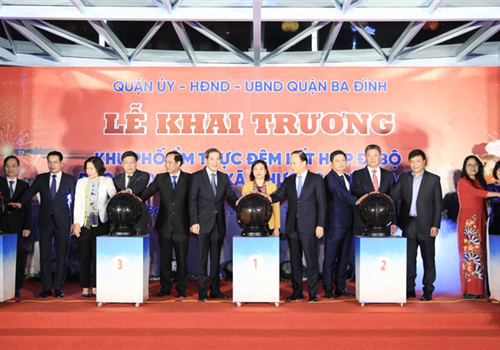 Tối 23-12, quận Ba Đình tổ chức lễ khai trương Khu phố ẩm thực đêm kết hợp đi bộ Đảo Ngọc - Ngũ Xã (phường Trúc Bạch).