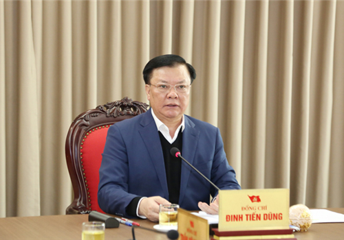 Ngày 20-12, chủ trì và phát biểu chỉ đạo tại hội nghị tổng kết công tác năm 2022, triển khai phương hướng, nhiệm vụ trọng tâm năm 2023 của Ban Chỉ đạo Chương trình số 01-CTr/TU Thành ủy khoá XVII, đồng chí Đinh Tiến Dũng, Ủy viên Bộ Chính trị, Bí thư Thành ủy, Trưởng ban Chỉ đạo yêu cầu các cấp ủy, tổ chức Đảng tập trung thực hiện Nghị quyết Trung ương 6, quyết liệt đổi mới phương thức lãnh đạo, chỉ đạo, cá thể hoá trách nhiệm, nhất là trách nhiệm người đứng đầu; gần dân, lắng nghe dân, sâu sát thực tiễn trong thực thi nhiệm vụ.