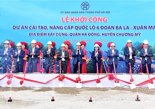 Sáng 3-12, UBND thành phố Hà Nội đã tổ chức lễ khởi công dự án cải tạo, nâng cấp quốc lộ 6 đoạn Ba La - Xuân Mai. 
