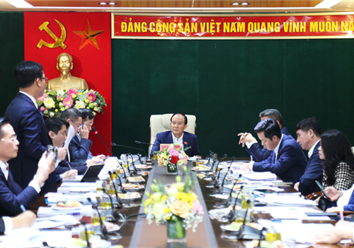 Chiều 8-12, kỳ họp HĐND thành phố chia 5 tổ thảo luận về tình hình phát triển kinh tế - xã hội năm 2022 và giải pháp thực hiện năm 2023. Vấn đề được nhiều đại biểu quan tâm cho ý kiến, đó là phân cấp nguồn thu, nhiệm vụ chi giữa các cấp ngân sách; nguyên nhân chậm giải ngân vốn đầu tư công, giải pháp xử lý các dự án vốn ngoài ngân sách chậm triển khai.