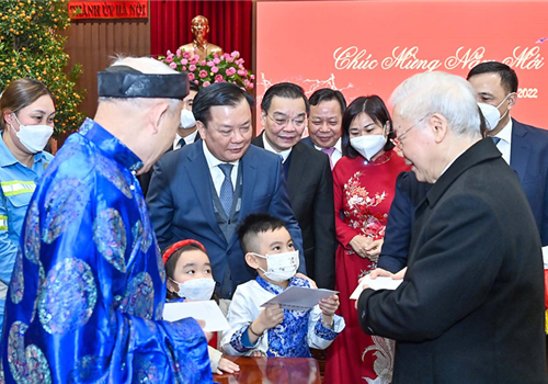 Trong không khí cả nước hân hoan chào mừng kỷ niệm 92 năm Ngày thành lập Đảng Cộng sản Việt Nam, trước thời khắc Giao thừa thiêng liêng đón chờ xuân mới Nhâm Dần 2022, tối 31-1 (tức 29 tháng Chạp năm Tân Sửu), đồng chí Nguyễn Phú Trọng, Tổng Bí thư Ban Chấp hành Trung ương Đảng đã đến thăm, chúc Tết Đảng bộ, chính quyền, quân và dân thành phố Hà Nội.