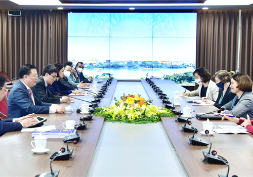 Chiều 15-2, Ủy viên Bộ Chính trị, Bí thư Thành ủy, Trưởng đoàn đại biểu Quốc hội thành phố Hà Nội Đinh Tiến Dũng đã có buổi tiếp Đại sứ đặc mệnh toàn quyền Australia tại Việt Nam Robyn Mudie tới thăm và làm việc. Cùng dự có Ủy viên Ban Thường vụ Thành ủy, Phó Chủ tịch Thường trực UBND thành phố Hà Nội Lê Hồng Sơn.