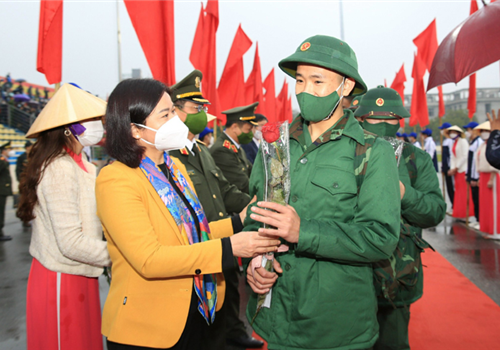 Sáng 16-2, Ủy viên Trung ương Đảng, Phó Bí thư Thường trực Thành ủy Nguyễn Thị Tuyến đã dự Lễ giao nhận quân năm 2022 huyện Thanh Trì, động viên các tân binh lên đường nhập ngũ, làm nhiệm vụ bảo vệ Tổ quốc. Cùng tham dự có Thượng tướng Trần Quốc Tỏ, Ủy viên Trung ương Đảng, Thứ trưởng Bộ Công an.