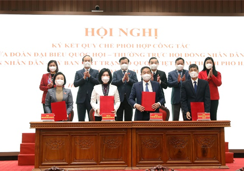 Sáng 17-2, Đoàn ĐBQH, Thường trực HĐND, UBND, Ủy ban MTTQ Việt Nam thành phố Hà Nội đã ký kết Quy chế phối hợp công tác giữa Đoàn ĐBQH, Thường trực HĐND, UBND, Ủy ban MTTQ Việt Nam thành phố Hà Nội giai đoạn 2021-2026.