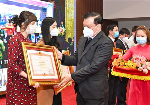 Sáng 22-2, tại Hội nghị gặp mặt đại diện lực lượng y tế và lực lượng tuyến đầu tiêu biểu tham gia phòng, chống dịch bệnh Covid-19 nhân dịp kỷ niệm 67 năm Ngày Thầy thuốc Việt Nam (27/2/1955-27/2/2022), Ủy viên Bộ Chính trị, Bí thư Thành ủy, Trưởng đoàn đại biểu Quốc hội thành phố Hà Nội Đinh Tiến Dũng gửi lời tri ân đến toàn bộ y, bác sĩ, nhân viên y tế Thủ đô, cơ sở y tế Trung ương và lực lượng tuyến đầu chống dịch trên địa bàn Thành phố.