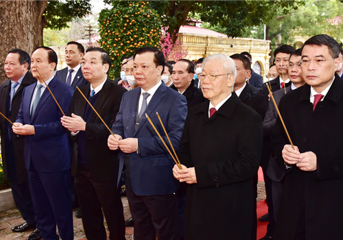 Sáng 4-2 (mùng 4 tháng Giêng năm Nhâm Dần 2022), trong không khí vui tươi của những ngày đầu năm mới, Tổng Bí thư Nguyễn Phú Trọng đã đến dâng hương tưởng nhớ các bậc tiên đế, hiền tài có công với đất nước tại Khu di tích Hoàng thành Thăng Long, Thủ đô Hà Nội. Tham dự buổi lễ có Ủy viên Bộ Chính trị, Bí thư Thành ủy, Trưởng đoàn đại biểu Quốc hội thành phố Hà Nội Đinh Tiến Dũng.