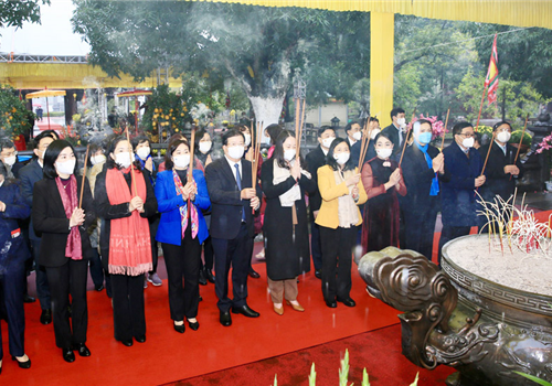 Sáng 6-2 (tức mùng 6 tháng Giêng năm Nhâm Dần 2022), Huyện ủy, HĐND, UBND, Ủy ban Mặt trận Tổ quốc Việt Nam huyện Mê Linh trang trọng tổ chức Lễ kỷ niệm 1982 năm khởi nghĩa Hai Bà Trưng tại Khu di tích quốc gia đặc biệt đền Hai Bà Trưng, xã Mê Linh, huyện Mê Linh, Hà Nội. Đại biểu Trung ương tham dự buổi Lễ có các đồng chí: Bùi Thị Minh Hoài, Bí thư Trung ương Đảng, Trưởng ban Dân vận Trung ương; Võ Thị Ánh Xuân, Ủy viên Trung ương Đảng, Phó Chủ tịch nước; Trịnh Đình Dũng, nguyên Phó Thủ tướng Chính Phủ; Hà Thị Nga, Ủy viên Trung ương Đảng, Chủ tịch Hội Liên hiệp phụ nữ Việt Nam... Đại biểu thành phố Hà Nội có Ủy viên Trung ương Đảng, Phó Bí thư Thường trực Thành ủy Nguyễn Thị Tuyến; Ủy viên Ban Thường vụ Thành ủy, Phó Chủ tịch Thường trực HĐND Thành phố Phùng Thị Hồng Hà; Phó Chủ tịch UBND Thành phố Chử Xuân Dũng; đại diện các sở, ban, ngành Thành phố…