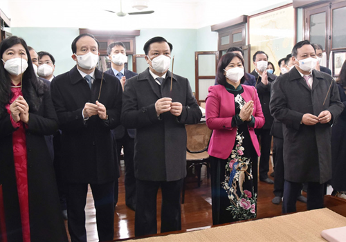 Sáng 31-1 (tức 29 tháng Chạp năm Tân Sửu), trước thời khắc đón mừng xuân mới Nhâm Dần 2022, đại diện cho cán bộ, chiến sĩ và nhân dân Thủ đô, Đoàn đại biểu Thành ủy, HĐND, UBND, Ủy ban Mặt trận Tổ quốc Việt Nam thành phố Hà Nội do Ủy viên Bộ Chính trị, Bí thư Thành ủy, Trưởng đoàn đại biểu Quốc hội thành phố Đinh Tiến Dũng dẫn đầu đã đến dâng hương tưởng nhớ Chủ tịch Hồ Chí Minh tại Nhà 67 thuộc Khu di tích Chủ tịch Hồ Chí Minh tại Phủ Chủ tịch.