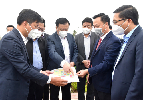 Sáng 10-3, đồng chí Đinh Tiến Dũng, Ủy viên Bộ Chính trị, Bí thư Thành ủy, Trưởng đoàn đại biểu Quốc hội thành phố Hà Nội và đồng chí Nguyễn Thanh Nghị, Ủy viên Trung ương Đảng, Bộ trưởng Bộ Xây dựng đã kiểm tra tình hình thực hiện dự án nhà ở xã hội trên địa bàn hai huyện Đông Anh và Mê Linh.