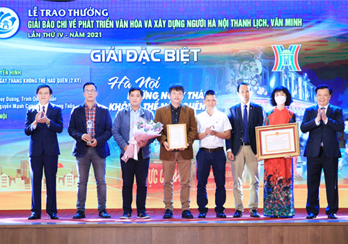 Ngày 23-3, Thành ủy Hà Nội long trọng tổ chức Lễ trao giải Báo chí về xây dựng Đảng và hệ thống chính trị của thành phố Hà Nội và giải Báo chí về phát triển văn hóa và xây dựng người Hà Nội thanh lịch, văn minh lần thứ IV - năm 2021.