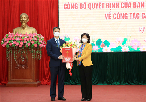 Sáng 24-3, tại Huyện ủy Mỹ Đức và Văn phòng UBND thành phố Hà Nội, Ủy viên Trung ương Đảng, Phó Bí thư Thường trực Thành ủy Hà Nội Nguyễn Thị Tuyến đã chủ trì công bố và trao các Quyết định của Ban Thường vụ Thành ủy về công tác cán bộ. Cùng tham dự có Ủy viên Ban Thường vụ Thành ủy, Phó Chủ tịch Thường trực UBND Thành phố Lê Hồng Sơn; Phó Chủ tịch UBND Thành phố Nguyễn Mạnh Quyền.