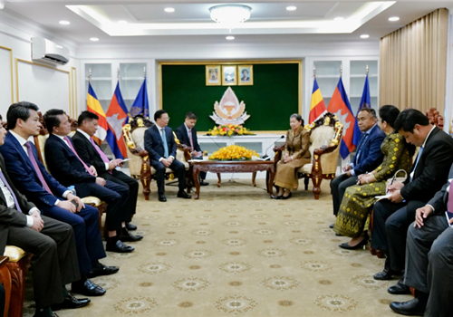 Chiều 28-4, tiếp tục chương trình thăm và làm việc tại Vương quốc Campuchia, Đoàn đại biểu cấp cao Thủ đô Hà Nội do đồng chí Đinh Tiến Dũng, Ủy viên Bộ Chính trị, Bí thư Thành ủy, Trưởng đoàn đại biểu Quốc hội thành phố làm Trưởng đoàn đã đến chào xã giao Phó Chủ tịch Đảng Nhân dân Campuchia (CPP), Phó Thủ tướng, Bộ trưởng Bộ Quan hệ Quốc hội, Thượng viện và Thanh tra Campuchia, Chủ tịch Hội Hữu nghị Campuchia - Việt Nam Men Sam An.