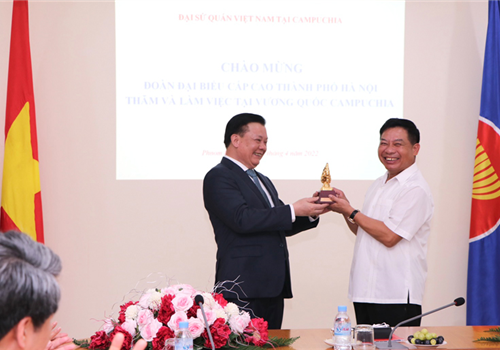 Sáng 28-4, tiếp tục chương trình chuyến thăm và làm việc tại Vương quốc Campuchia, Đoàn đại biểu cấp cao Thủ đô Hà Nội do đồng chí Đinh Tiến Dũng, Ủy viên Bộ Chính trị, Bí thư Thành ủy, Trưởng đoàn đại biểu Quốc hội Thành phố làm Trưởng đoàn đã đến thăm cán bộ, nhân viên Đại sứ quán Việt Nam tại Campuchia.