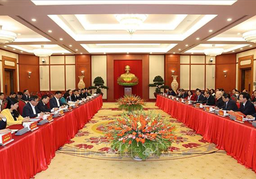 Sáng 1-4, tại Trụ sở Trung ương Đảng, dưới sự chủ trì của Tổng Bí thư Nguyễn Phú Trọng, Bộ Chính trị đã họp cho ý kiến về Đề án tổng kết 10 năm thực hiện Nghị quyết số 11 của Bộ Chính trị khóa XI về phương hướng, nhiệm vụ phát triển Thủ đô Hà Nội giai đoạn 2011-2020. Đồng chí Đinh Tiến Dũng, Uỷ viên Bộ chính trị, Bí thư Thành uỷ, Trưởng đoàn đại biểu Quốc hội Thành phố cùng các đồng chí Thường trực, Ban Thường vụ Thành uỷ tham dự buổi làm việc.

