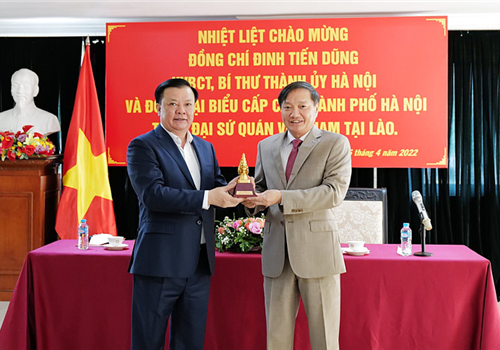 Ngày 5-4, trong khuôn khổ chuyến thăm và làm việc tại Cộng hòa Dân chủ Nhân dân Lào từ ngày 3 đến ngày 5-4 theo lời mời của Đảng bộ, chính quyền Thủ đô Viêng Chăn (Lào), Đoàn đại biểu cấp cao Thủ đô Hà Nội do đồng chí Đinh Tiến Dũng, Ủy viên Bộ Chính trị, Bí thư Thành ủy, Trưởng đoàn đại biểu Quốc hội thành phố làm Trưởng đoàn đã đến thăm Đại sứ quán Việt Nam tại Lào.