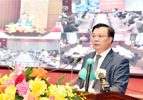 Phát biểu kết luận Hội nghị chuyên đề Ban Chấp hành Đảng bộ thành phố Hà Nội khóa XVII, đồng chí Đinh Tiến Dũng, Ủy viên Bộ Chính trị, Bí thư Thành ủy, Trưởng đoàn đại biểu Quốc hội thành phố Hà Nội yêu cầu Ban Cán sự Đảng UBND Thành phố chỉ đạo rà soát, hoàn thiện danh mục cụ thể các dự án vốn ngoài ngân sách có sử dụng đất chậm triển khai; công khai danh mục trên các phương tiện thông tin đại chúng và xuống tận cơ sở, đặc biệt là các dự án không đủ điều kiện thực hiện, để người dân giám sát.