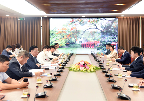 Chiều 13-5, Ủy viên Bộ Chính trị, Bí thư Thành ủy, Trưởng đoàn đại biểu Quốc hội thành phố Hà Nội Đinh Tiến Dũng đã tiếp và làm việc với lãnh đạo Công ty TNHH Aeon Mall Việt Nam về tình hình triển khai dự án Aeon Mall Hoàng Mai; kế hoạch đầu tư dự án Aeon Mall Bắc Từ Liêm; tình hình kinh doanh, vận tải các dự án hiện hữu và chiến lược phát triển các dự án tương lai của Aeon Mall Việt Nam trên địa bàn thành phố Hà Nội thời gian tới. 