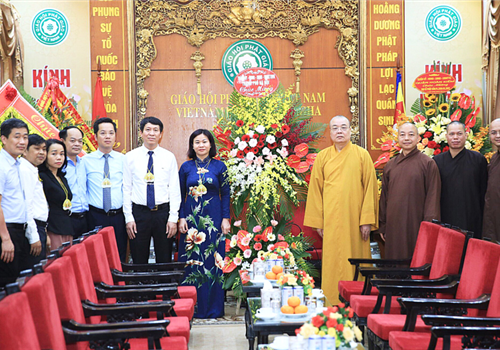 Chiều 13-5, tại chùa Quán Sứ (thành phố Hà Nội), Ủy viên Trung ương Đảng, Phó Bí thư Thường trực Thành ủy Hà Nội Nguyễn Thị Tuyến đã tới thăm và chúc mừng Giáo hội Phật giáo Việt Nam nhân dịp Đại lễ Phật đản Phật lịch 2566 - Dương lịch 2022.