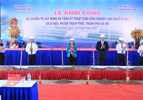 Sáng 16-5, UBND huyện Thạch Thất tổ chức lễ khởi công xây dựng hạ tầng kỹ thuật cụm công nghiệp làng nghề Dị Nậu, huyện Thạch Thất. Tham dự buổi lễ có Ủy viên Trung ương Đảng, Phó Bí thư Thường trực Thành ủy Hà Nội Nguyễn Thị Tuyến; Phó Chủ tịch HĐND thành phố Phạm Quí Tiên; Phó Chủ tịch UBND thành phố Nguyễn Mạnh Quyền…
