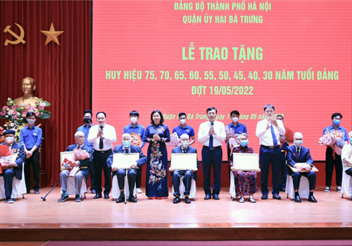 Sáng 17-5, Quận ủy Hai Bà Trưng đã tổ chức Lễ trao tặng Huy hiệu Đảng đợt 19-5-2022 cho các đảng viên trên địa bàn. Đồng chí Nguyễn Thị Tuyến, Ủy viên Trung ương Đảng, Phó Bí thư Thường trực Thành ủy Hà Nội dự và trao Huy hiệu Đảng cho các đảng viên 75 năm và 70 năm tuổi Đảng.