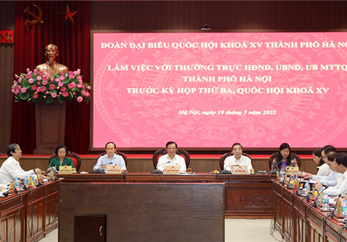 Chiều 19-5, Ủy viên Bộ Chính trị, Bí thư Thành ủy, Trưởng đoàn đại biểu Quốc hội thành phố Hà Nội Đinh Tiến Dũng chủ trì cuộc làm việc của Đoàn đại biểu Quốc hội thành phố với Thường trực HĐND, UBND, Ủy ban Mặt trận Tổ quốc Việt Nam thành phố, Tòa án nhân dân thành phố, Viện Kiểm sát nhân dân thành phố nhằm chuẩn bị cho kỳ họp thứ ba, Quốc hội khóa XV sắp tới.