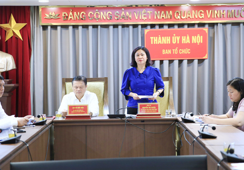 Chiều 19-5, Ban Tổ chức Trung ương tổ chức Hội nghị trực tuyến lấy ý kiến các địa phương, đơn vị nhằm tham gia, góp ý vào dự thảo Báo cáo sơ kết 5 năm thực hiện Quy định số 105-QĐ/TƯ ngày 19-12-2017 của Bộ Chính trị về phân cấp quản lý cán bộ và bổ nhiệm, giới thiệu cán bộ ứng cử. Đồng chí Trương Thị Mai, Ủy viên Bộ Chính trị, Bí thư Trung ương Đảng, Trưởng ban Tổ chức Trung ương chủ trì Hội nghị. Tham dự Hội nghị tại điểm cầu Thành ủy Hà Nội có Ủy viên Trung ương Đảng, Phó Bí thư Thường trực Thành ủy Nguyễn Thị Tuyến; Ủy viên Ban Thường vụ Thành ủy, Trưởng ban Tổ chức Thành ủy Vũ Đức Bảo.