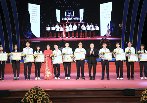 Ngày 24-5, tại Cung Văn hóa lao động hữu nghị Việt Xô, Sở Giáo dục và Đào tạo Hà Nội tổ chức Lễ tuyên dương khen thưởng học sinh giỏi tiêu biểu Thủ đô năm học 2021-2022. 700 học sinh giỏi tiêu biểu, đại diện cho hơn 2,2 triệu học sinh các cấp học thuộc ngành Giáo dục và Đào tạo Hà Nội vinh dự có mặt tại buổi Lễ. 