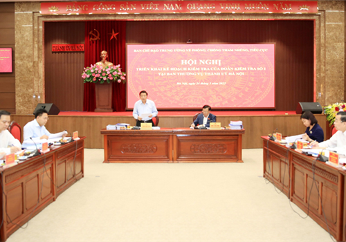 Chiều 24-5, Đoàn kiểm tra số 01 của Ban Chỉ đạo Trung ương về phòng, chống tham nhũng, tiêu cực do đồng chí Phan Đình Trạc, Ủy viên Bộ Chính trị, Bí thư Trung ương Đảng, Trưởng ban Nội chính Trung ương, Phó Trưởng ban Thường trực làm Trưởng đoàn đã làm việc với Ban Thường vụ Thành ủy Hà Nội về công bố các quyết định triển khai công tác kiểm tra theo Kế hoạch số 18-KH/BCĐTƯ, ngày 23-3-2022, của Ban Chỉ đạo Trung ương về phòng, chống tham nhũng, tiêu cực về “Kiểm tra việc lãnh đạo, chỉ đạo, tổ chức thực hiện công tác phát hiện, chuyển giao, tiếp nhận, giải quyết tố giác, tin báo về tội phạm, kiến nghị khởi tố các vụ việc có dấu hiệu tội phạm tham nhũng, kinh tế, tiêu cực và công tác giám định, định giá tài sản trong giải quyết các vụ án, vụ việc tham nhũng, kinh tế, tiêu cực, giai đoạn từ ngày 1-1-2011 đến 31-12-2021 và trước ngày 1-1-2011 nhưng chưa được giải quyết xong”.