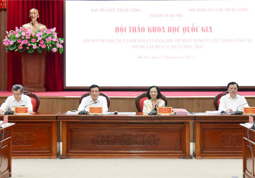 Chiều 17-6, tại trụ sở Thành ủy Hà Nội, Ban Tổ chức Trung ương, Hội đồng Lý luận Trung ương phối hợp với Thành ủy Hà Nội tổ chức hội thảo khoa học quốc gia với chủ đề “Đổi mới phương thức lãnh đạo của Đảng đối với hoạt động của hệ thống chính trị - những vấn đề lý luận và thực tiễn”.