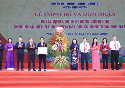 Sáng 18-6, huyện Phú Xuyên đã tổ chức Lễ công bố và đón nhận Quyết định của Thủ tướng Chính phủ công nhận huyện đạt chuẩn nông thôn mới năm 2020. 