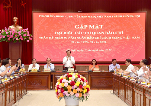 Sáng 20-6, Thành ủy, HĐND, UBND và Ủy ban Mặt trận Tổ quốc Việt Nam thành phố Hà Nội tổ chức buổi gặp mặt đại biểu các cơ quan báo chí trung ương và Hà Nội nhân kỷ niệm 97 năm Ngày Báo chí cách mạng Việt Nam (21/6/1925 - 21/6/2022). Chủ trì buổi gặp mặt có Ủy viên Bộ Chính trị, Bí thư Thành ủy, Trưởng đoàn đại biểu Quốc hội thành phố Đinh Tiến Dũng; Ủy viên Trung ương Đảng, Phó Bí thư Thường trực Thành ủy Nguyễn Thị Tuyến; Phó Bí thư Thành ủy, Chủ tịch HĐND thành phố Nguyễn Ngọc Tuấn; Phó Bí thư Thành ủy Nguyễn Văn Phong; Ủy viên Ban Thường vụ Thành ủy, Phó Chủ tịch Thường trực phụ trách điều hành UBND thành phố Lê Hồng Sơn; Ủy viên Ban Thường vụ Thành ủy, Chủ tịch Ủy ban Mặt trận Tổ quốc Việt Nam thành phố Nguyễn Lan Hương.
