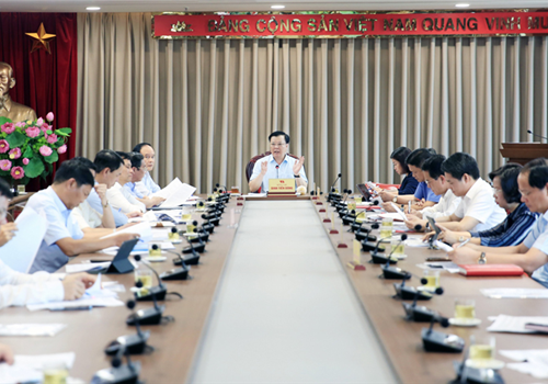 Chủ trì Hội nghị Thường trực Thành ủy Hà Nội cho ý kiến chỉ đạo triển khai tổ chức thực hiện Dự án đầu tư xây dựng đường Vành đai 4 - Vùng Thủ đô, Bí thư Thành ủy Đinh Tiến Dũng ghi nhận, đánh giá cao UBND Thành phố đã hoàn thành báo cáo sơ bộ tiến độ triển khai, phân công nhiệm vụ thực hiện dự án; 7 quận, huyện đã nhận thức rõ nhiệm vụ, chủ động triển khai công việc liên quan. 