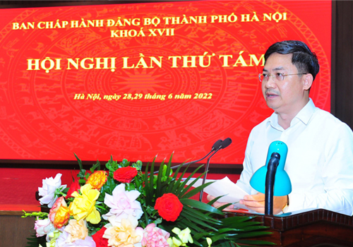 Tiếp tục chương trình Hội nghị, các đồng chí Phó Chủ tịch UBND Thành phố thay mặt Ban Cán sự Đảng UBND Thành phố trình bày báo cáo tình hình thực hiện Kế hoạch phát triển kinh tế - xã hội 6 tháng đầu năm, nhiệm vụ trọng tâm 6 tháng cuối năm 2022; tờ trình về các nội dung: Điều chỉnh kế hoạch đầu tư công năm 2022 và cập nhật, điều chỉnh Kế hoạch đầu tư công trung hạn 5 năm 2021 - 2025 ngân sách cấp Thành phố; Báo cáo về việc giao kế hoạch vốn đầu tư công và kết quả giải ngân kế hoạch vốn đầu tư công năm 2022 của Thành phố, và một số nội dung quan trọng khác. 
