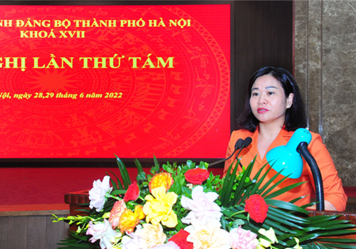 Trình bày Tờ trình và dự thảo Chương trình hành động của Thành ủy Hà Nội thực hiện Nghị quyết số 15 của Bộ Chính trị về phương hướng, nhiệm vụ phát triển Thủ đô Hà Nội đến năm 2030, tầm nhìn đến năm 2045 (Nghị quyết 15), Phó Bí thư Thường trực Thành ủy Nguyễn Thị Tuyến cho biết, dự thảo Chương trình có kết cấu gồm 4 phần kèm theo 4 phụ lục, nội dung bám sát các quan điểm chỉ đạo, mục tiêu, nhiệm vụ, giải pháp chủ yếu được đề ra tại Nghị quyết của Bộ Chính trị và được cụ thể hóa bằng các chương trình, nhiệm vụ, đề án để triển khai thực hiện.