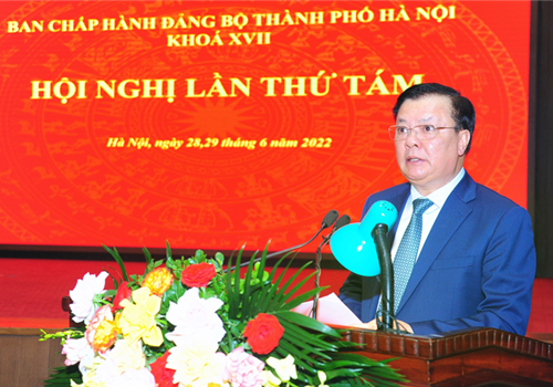 Sau hai ngày làm việc khẩn trương, nghiêm túc và trách nhiệm cao của các đại biểu, Hội nghị lần thứ 8, Ban Chấp hành Đảng bộ Thành phố khóa XVII đã hoàn thành toàn bộ nội dung chương trình đã đề ra và thành công tốt đẹp. Các đồng chí Thành ủy viên và các đại biểu tham dự Hội nghị đã thể hiện tinh thần trách nhiệm cao, phát huy dân chủ, đóng góp nhiều ý kiến sâu sắc, trí tuệ, tâm huyết vào các Tờ trình, Báo cáo, Đề án, Chương trình của Ban Thường vụ Thành ủy và Ban Cán sự Đảng UBND Thành phố trình Ban Chấp hành Đảng bộ. Đó là khẳng định của đồng chí Đinh Tiến Dũng, Ủy viên Bộ Chính trị, Bí thư Thành ủy, Trưởng đoàn đại biểu Quốc hội Thành phố trong bài phát biểu bế mạc Hội nghị.
