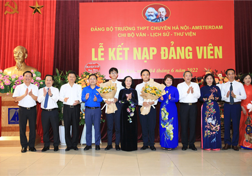 Sáng 4-6, Chi bộ Văn - Lịch sử - Thư viện, Đảng bộ Trường Trung học phổ thông chuyên Hà Nội - Amsterdam (trực thuộc Đảng bộ quận Cầu Giấy) đã tổ chức kết nạp Đảng cho hai đoàn viên là Nguyễn Hải Đăng (học sinh lớp 12 lý 2) và Nguyễn Đình Minh (học sinh lớp 12 tin).