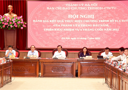 Sáng 13-7, chủ trì và phát biểu chỉ đạo tại hội nghị đánh giá kết quả thực hiện Chương trình số 01-CTr/TU của Thành ủy (khóa XVII) 6 tháng đầu năm, triển khai nhiệm vụ trọng tâm 6 tháng cuối năm 2022, đồng chí Đinh Tiến Dũng, Ủy viên Bộ Chính trị, Bí thư Thành ủy, Trưởng đoàn đại biểu Quốc hội thành phố, Trưởng ban Chỉ đạo Chương trình số 01-CTr/TU yêu cầu cán bộ lãnh đạo, các cấp ủy Đảng các cấp thành phố tiếp tục đổi mới mạnh mẽ phương thức lãnh đạo; chủ động, sáng tạo, quyết liệt trong từng công việc, cá thể hóa trách nhiệm, nói đi đôi với làm.