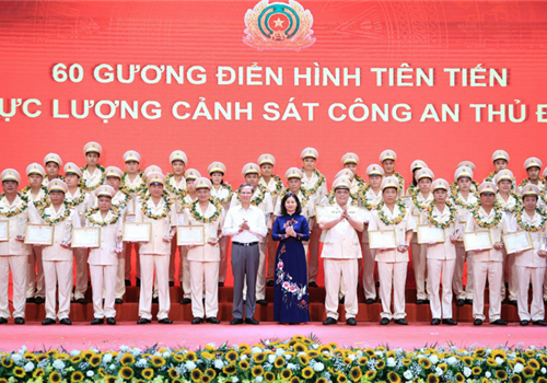 Sáng 14-7, Công an thành phố Hà Nội đã tổ chức trọng thể Lễ kỷ niệm 60 năm Ngày truyền thống lực lượng Cảnh sát nhân dân (20/7/1962-20/7/2022), tôn vinh những cá nhân điển hình tiên tiến của lực lượng Cảnh sát Công an Thủ đô. Tham dự chương trình có Ủy viên Trung ương Đảng, Phó Bí thư Thường trực Thành ủy Hà Nội Nguyễn Thị Tuyến; Ủy viên Trung ương Đảng, Thứ trưởng Bộ Công an - Trung tướng Nguyễn Duy Ngọc; Ủy viên Ban Thường vụ Thành ủy: Giám đốc Công an Thành phố - Trung tướng Nguyễn Hải Trung; các Thành ủy viên: Phó Chủ tịch HĐND Thành phố Phạm Quí Tiên; Phó Chủ tịch UBND Thành phố Chử Xuân Dũng.